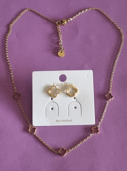 Conjunto dourado (colar e brincos), em aço, trevo de 4 folhas.