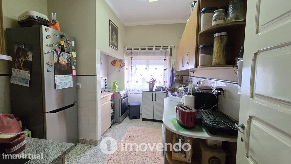 Prédio urbano, com três T4 e garagem, em Asseiceira, Tomar