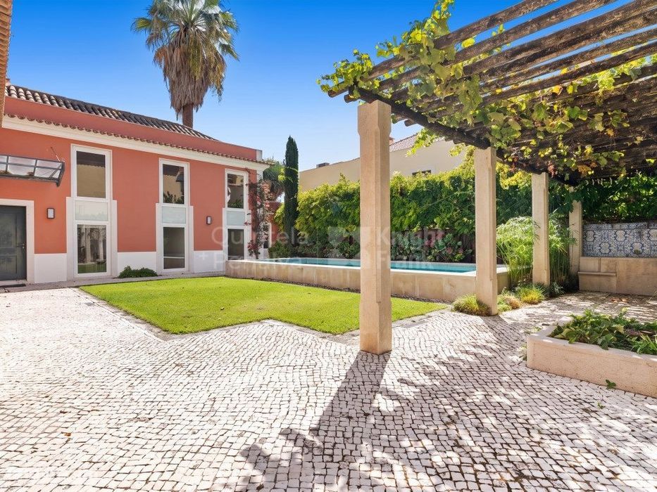 Moradia T6 com piscina, jardim e garagem na Lapa, Lisboa