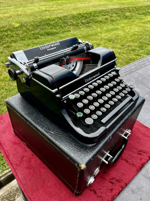 Antiga maquina de escrever underwood champion