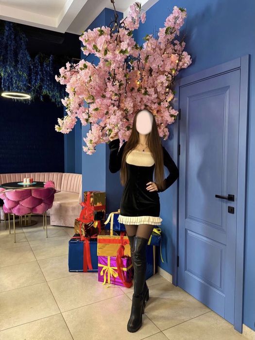 Модна чорна сукня з білими рюшами, стильна, розмір XS-S