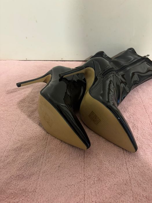 Bota cano curto brilhante bico fino e salto