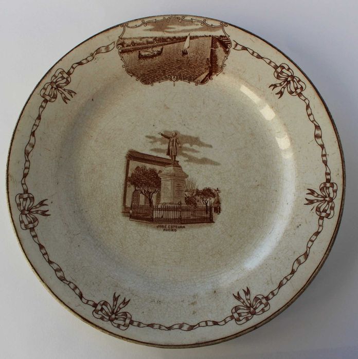 Prato antigo em faiança