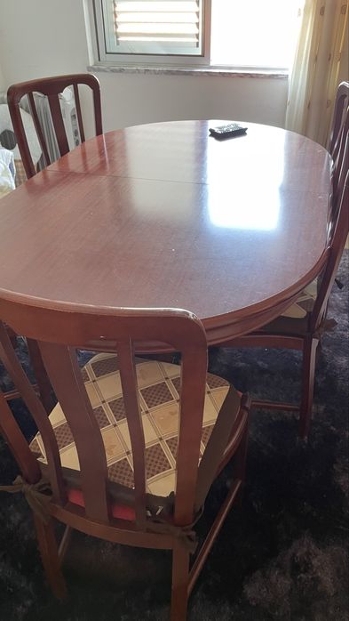 Mesa de madeira com cadeiras