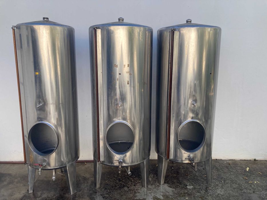 Conjunto de depositos para armazenar vinho, com prensa, esmagador