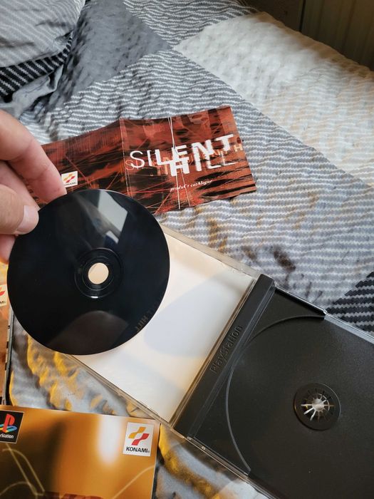 Vendo o clássico jogo de terror Silent Hill original para a PlayStation 1 (PS1), na sua cobiçada primeira edição europeia Black Label