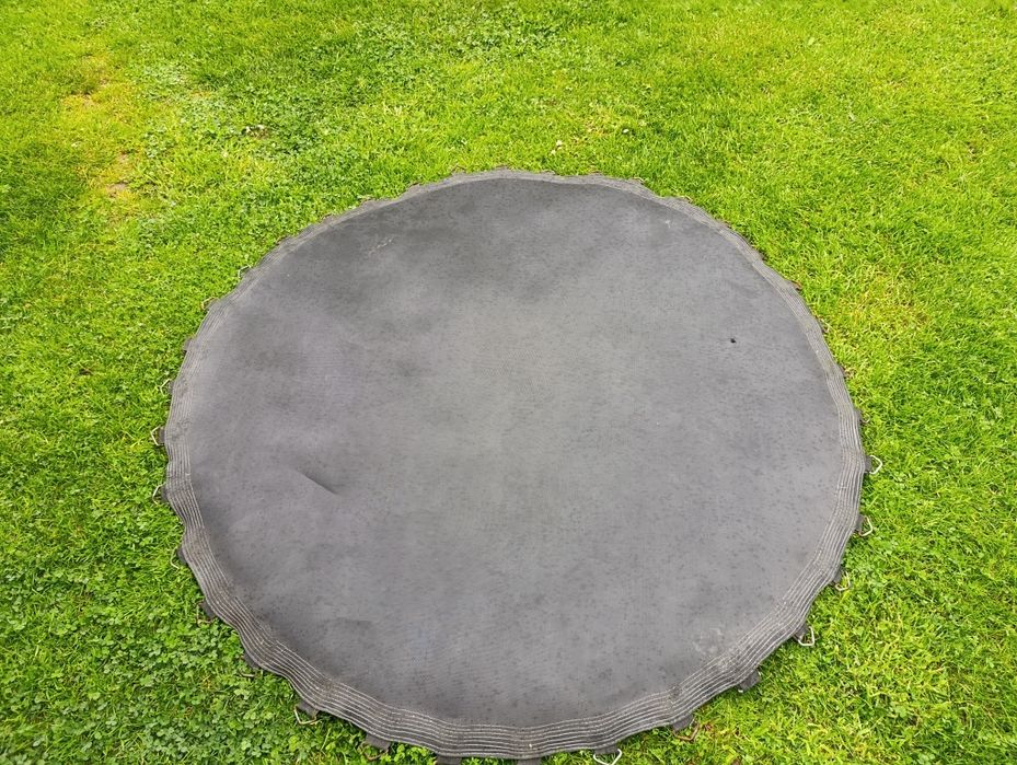 Mata do trampoliny ok. 145 cm – mocna, tanio (mała dziurka)