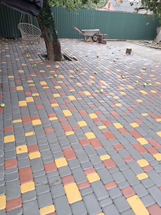 Укладка тротуарної плитки.