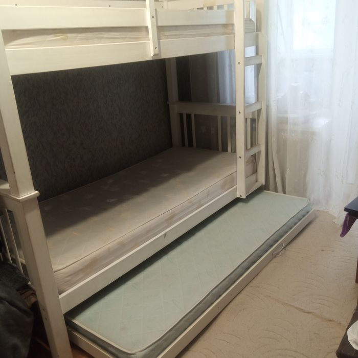 Двоярусне ліжко з матрасами