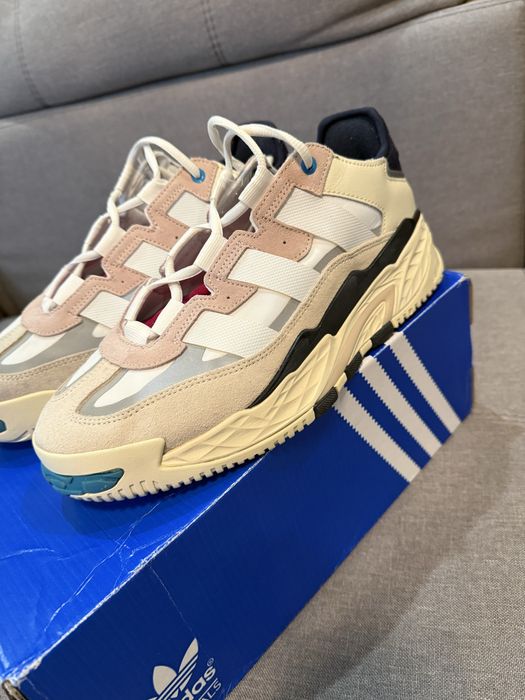 Adidas кросівки продаж