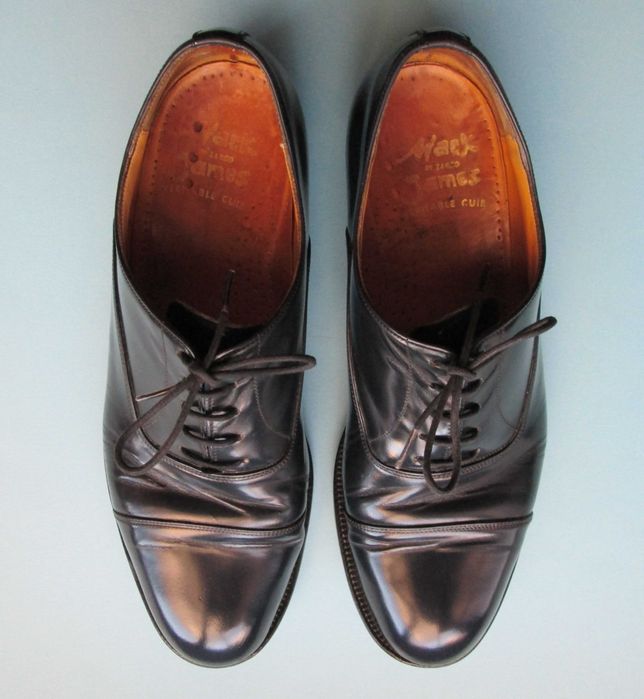 Sapatos em pele castanhos e azuis polidos