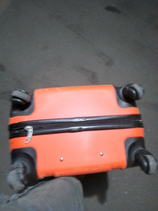 Продам   Чемодан