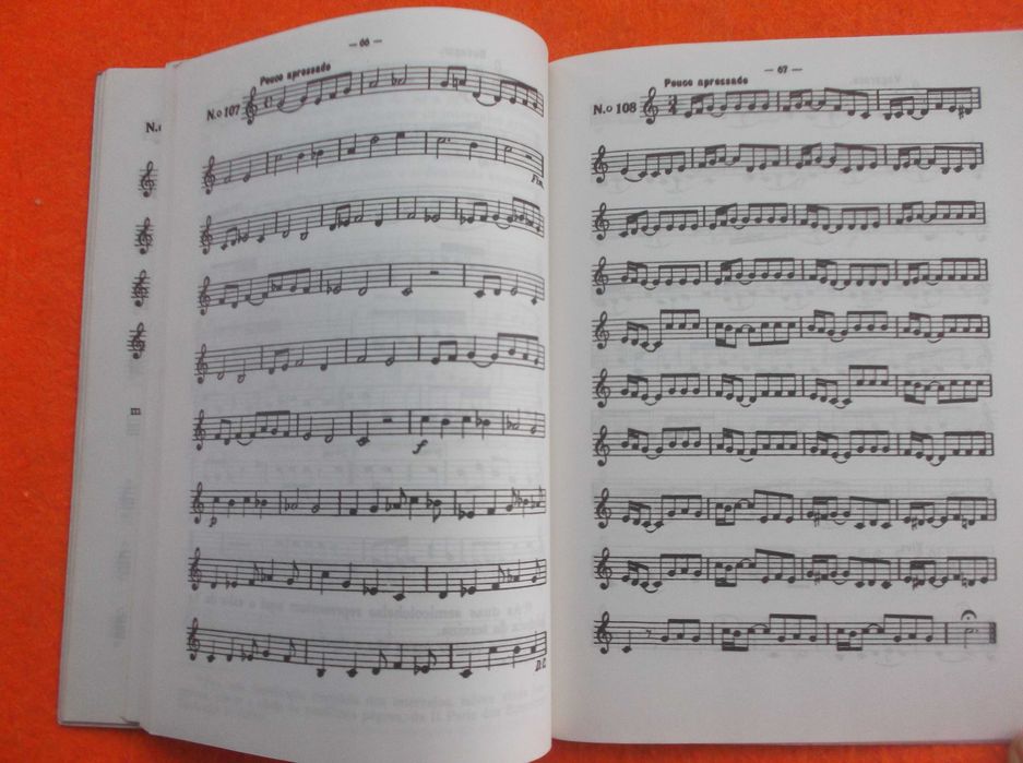 Exercícios Graduados de Solfejo - Tomás Borba