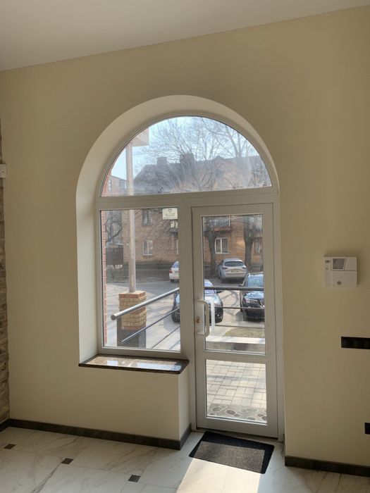 Центр міста! Комерційне приміщення з ремонтом! Перший поверх, фасад