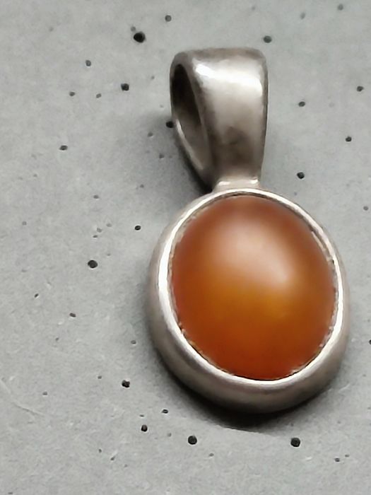 Malutka przywieszka bursztyn w srebrze 925 vintage