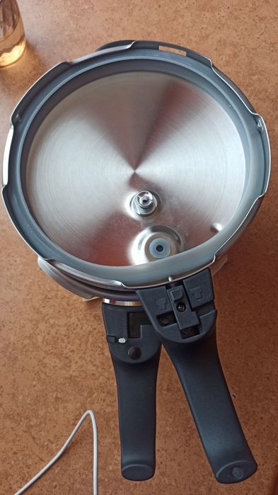 Скороварка ELO. диаметр 18см, на 2,7л.   2200гр.