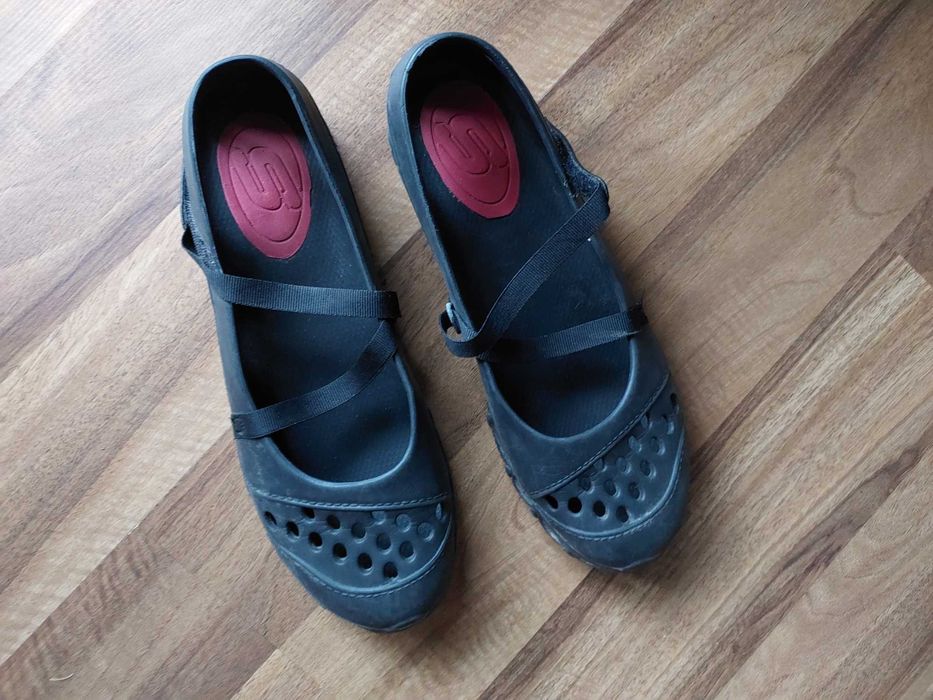 Skechers  czarne piankowe rozm. 9  ( 39 )