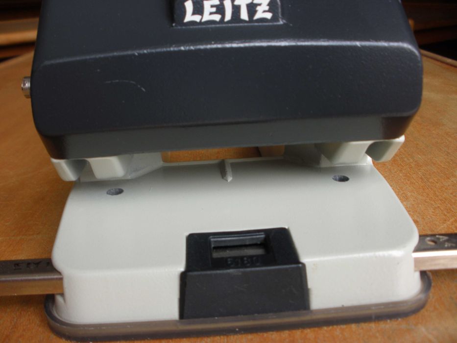 Furador de papel manual, Leitz