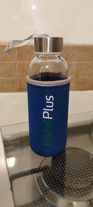 Garrafa de Vidro com proteção de neoprene azul e logótipo Instal Plus