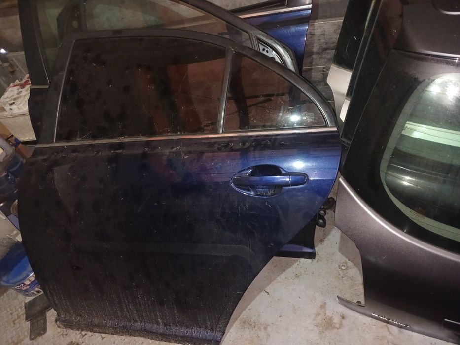 Тойта авенсіс двері т 25 03-08