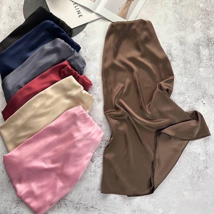 Багато кольорів!  Атласна спідниця міді з високою талією трендова