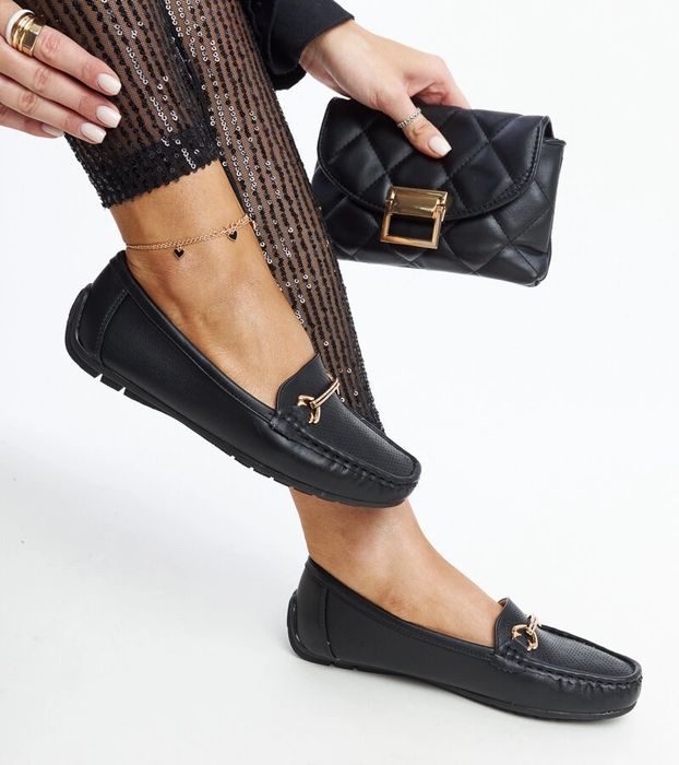 Czarne mokasyny z ozdobną klamerką Adila
