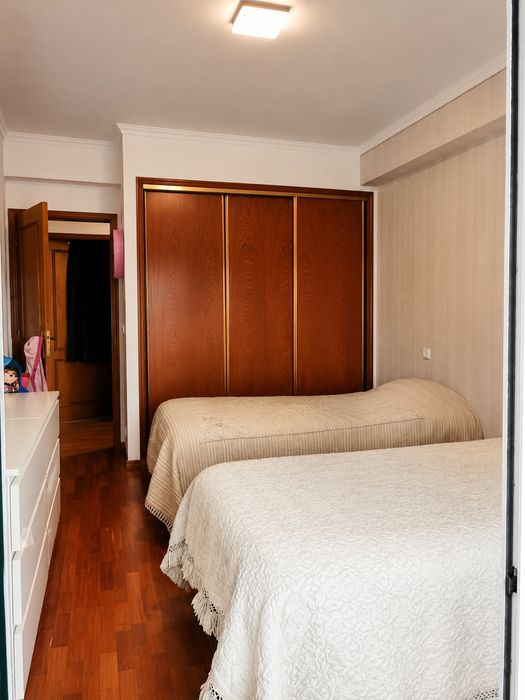 Preço novo 950€ 2 camas sommiers base rígida 90x190.