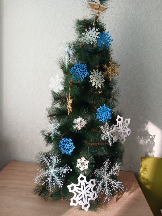 Новорічна ялинка з прикрасами