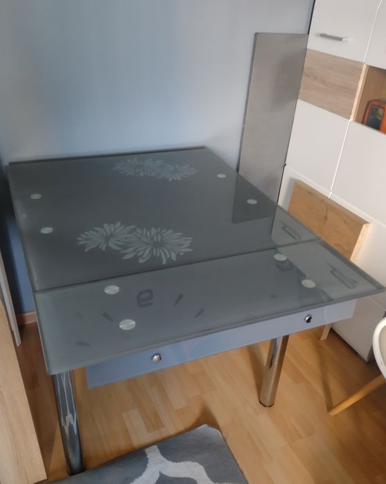 Szklany szary stół rozkładany