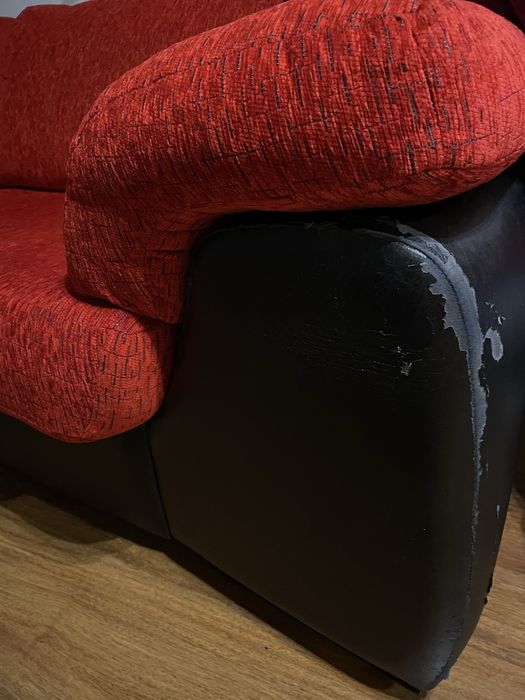 Sofa 4 lugares, muito confortavel, de design, madeira maciça.