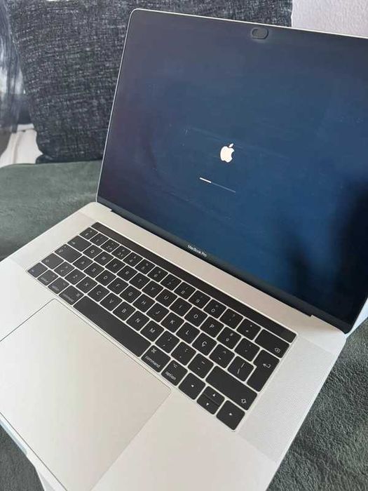 MacBook Pro 15” (2017) – Touch Bar | Funcional com monitor externo