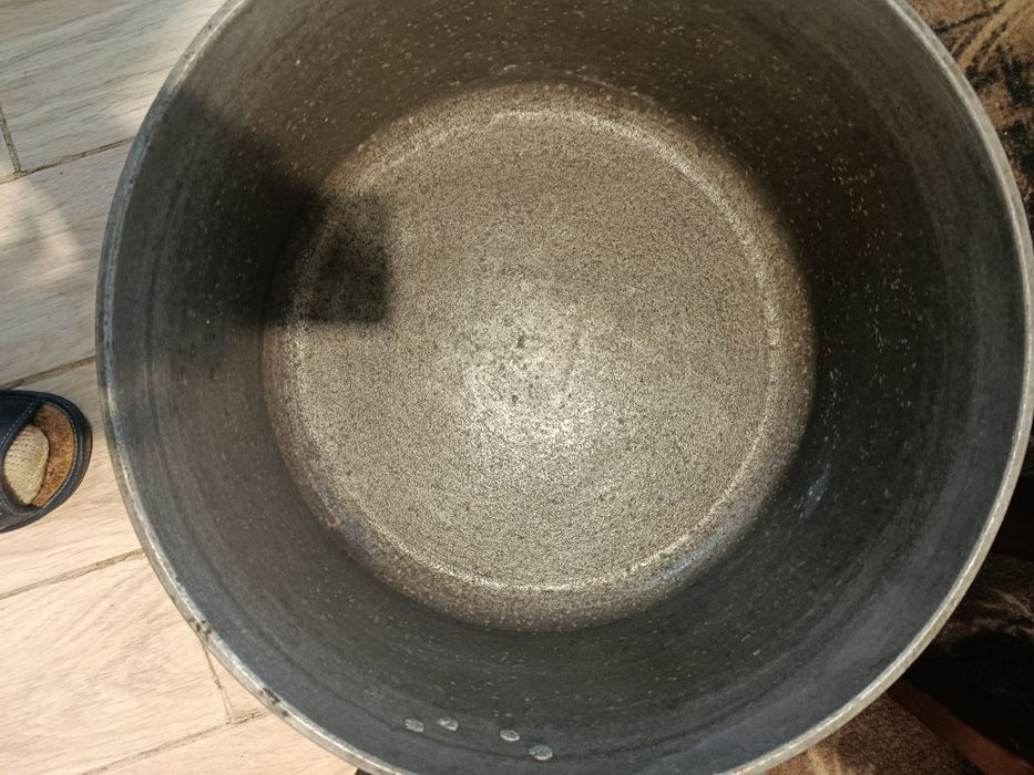 Большая алюминевая кастрюля