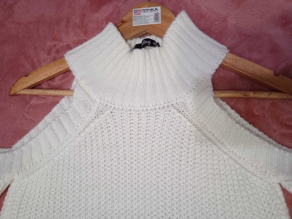 Свитер с опущенными плечами