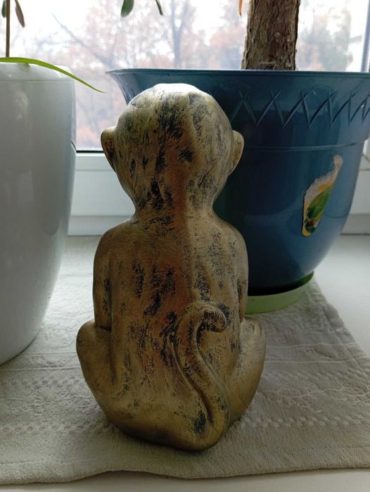 Декоративная фигурка сидящей обезьяны керамика