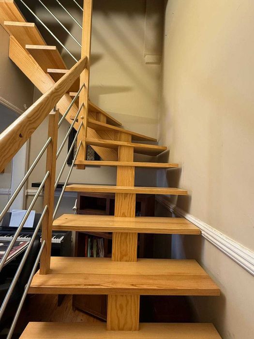 Escada interior em pinho nacional maciço e inox