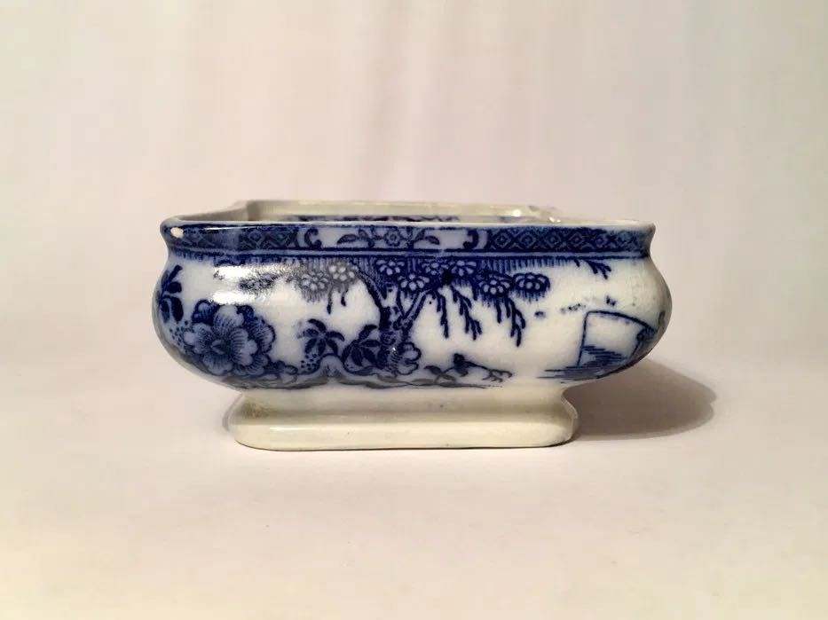 SABONETEIRA - antiga - motivos naturalistas em branco e azul
