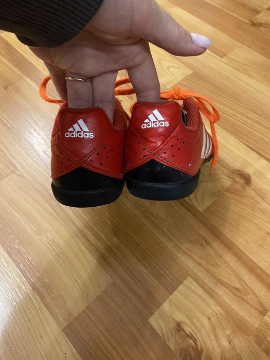 Червоні шкіряні яскраві бутси сороканіжки копачки Adidas 30,5 розмір