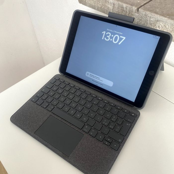 Ipad 9 geração 64gb + Case Logitech Combo Touch (teclado + trackpad)