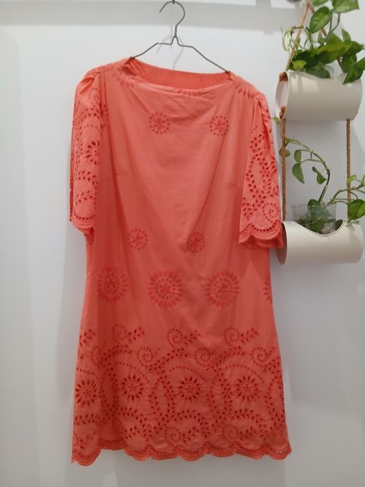 Bonito vestido coral M em bordado inglês