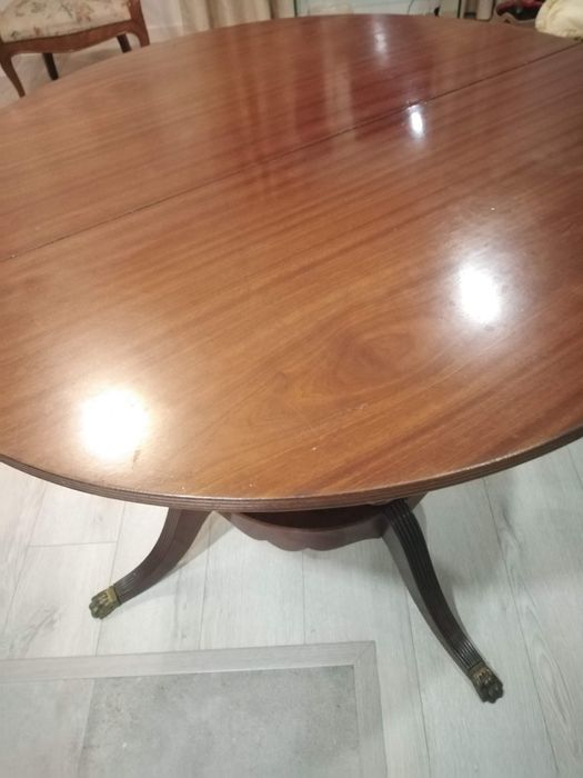 Mesa muito bonita com quatro cadeiras