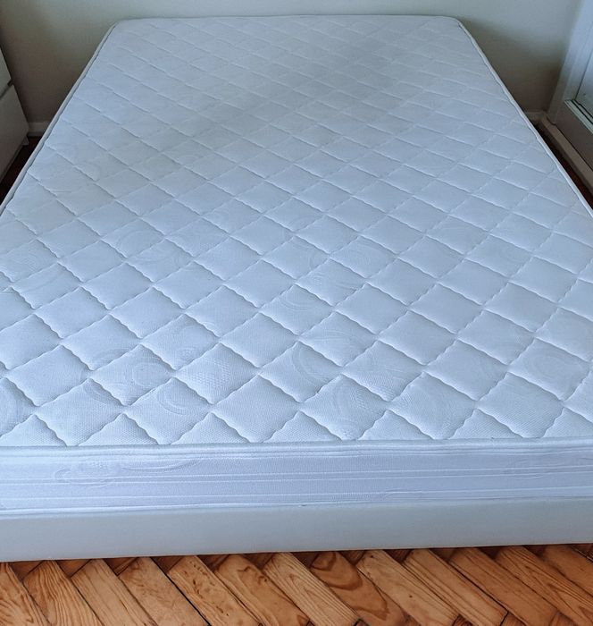 Cama casal 140x195 com colchão Molaflex (excelente estado)
