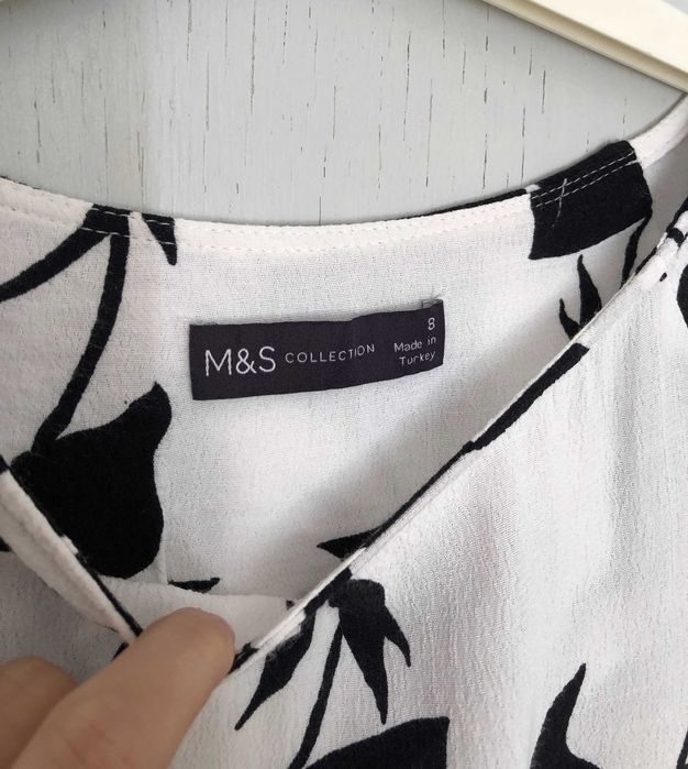 Wiskozowa biała bluzka w czarne kwiaty szerokie rękawy Marks&Spencer