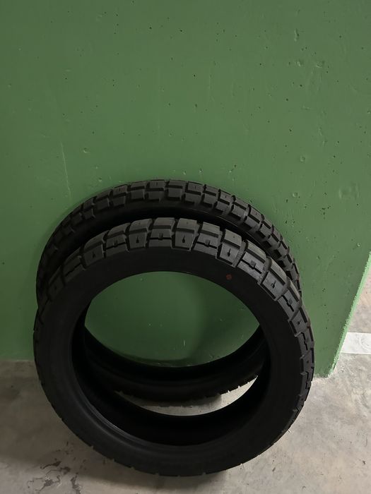 Ducati Desert X c 2 jogos de pneus