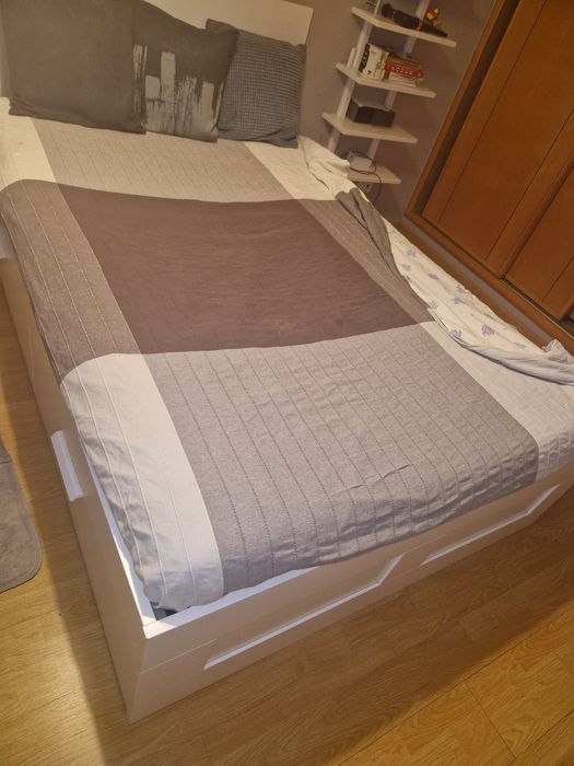 Cama de casal com 4 gavetões