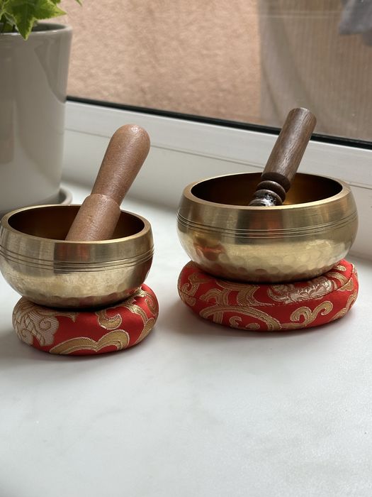 Zestaw 2 tybetańskich mis 9,8 cm i 8 cm śpiewających + akcesoria