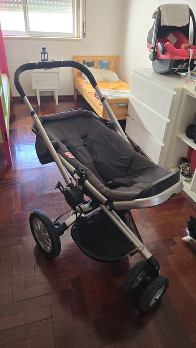 Carinho de bebé  com ovo usado