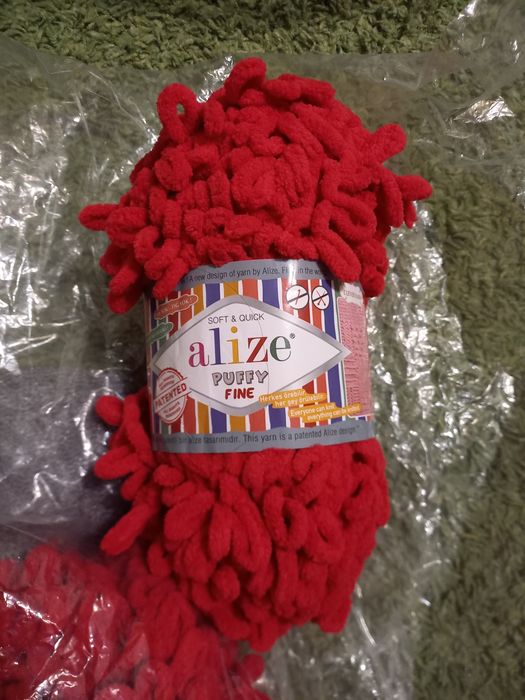 Алізе Пуффі Файн , червоний