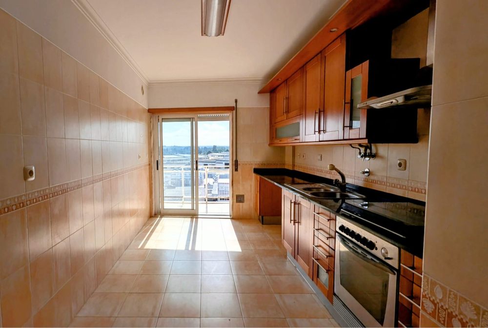 Apartamento T2 com Garagem em Santa Marta do Pinhal, Corroios