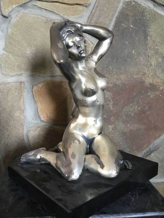 за гаражами раздетая Подарок Антикварная статуэтка девушка обнаженная эротика ню серебрение: 2  200 грн. - Предметы искусства Днепр на Olx