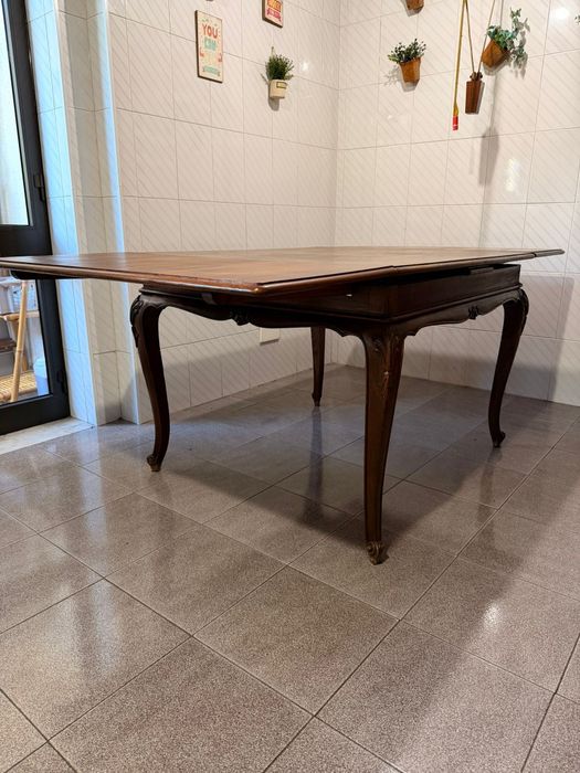 Mesa de jantar de madeira extensível